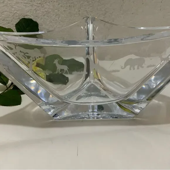 Vintage Mikasa triangular Vase Safari Animals Etched Around The topretired 8lb